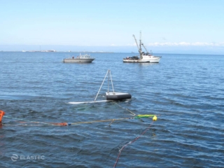 2m-boomvane-boom-navires-eau BoomVane 2M avec flèche et navires dans l'eau