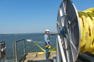 Boom reel for containment boom deployment
