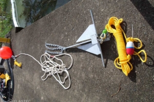 Anchor system for floating boom