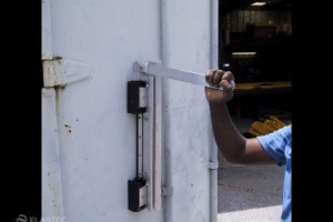Magnetic boom connector handle demonstration