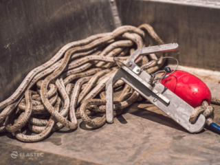 Grapple hook for containment boom