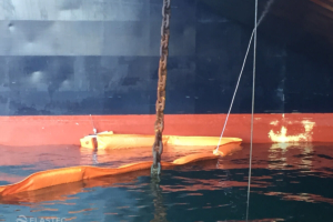 Magnetic hull connector for containment boom with ship