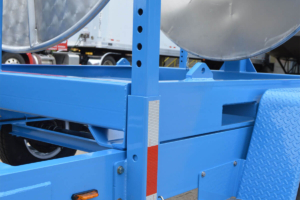 Manual boom reel trailer drop leg detail