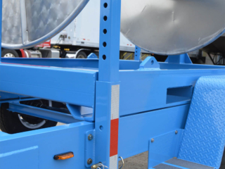 Manual boom reel trailer drop leg detail