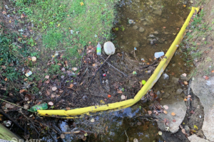 Schwimmende Barriere des Flaschenauslegers