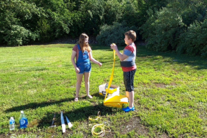 Enfants remplissant le boom de la bouteille