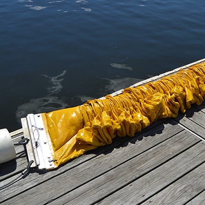 Barrage de confinement des déversements d'hydrocarbures compactable