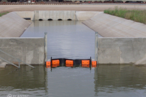 Containment boom with tidal compensator