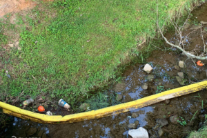 Poluição de plástico flutuante e outros detritos coletados