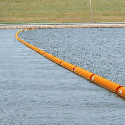 Auge flotante de basura y escombros