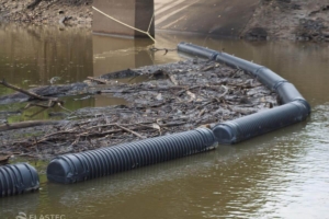 Brute Boom contenant des déchets et des débris flottants