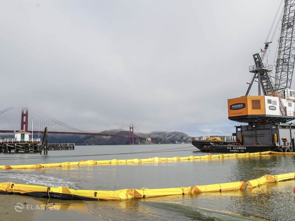Installation eines schwimmenden Schlammvorhangs in San Francisco