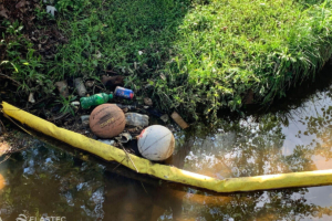 Déchets et débris en bordure de route arrêtés par Bottle Boom