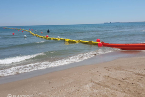 Trübungsbarriere an einem Strand