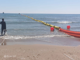 Type 3 turbidity barrier in water