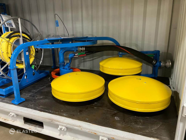 Weir oil skimmer in trailer