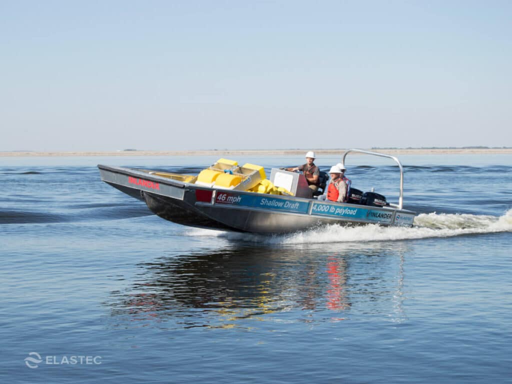 Barco de trabajo de aluminio para respuesta a derrames en aguas rápidas