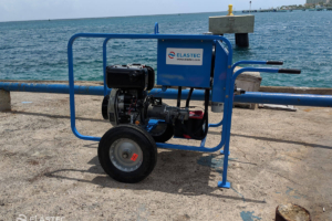 Unidad de energía hidráulica Elastec en un muelle