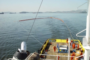 Sistema de aplicación de dispersante con barco.