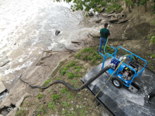 Lobe pump pumping water