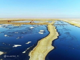 Skimmers in oil pit