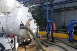 Vacuum trailer for oil tank cleaning operation