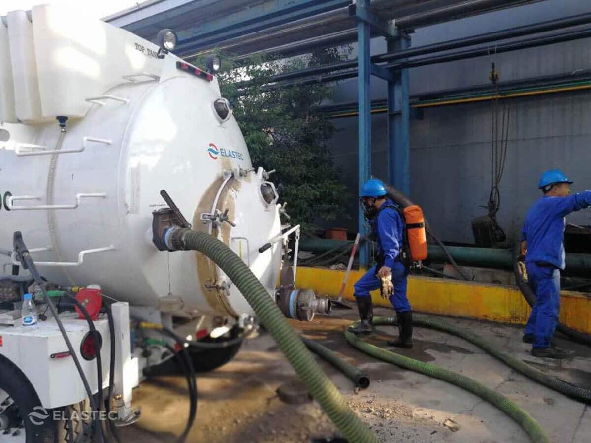 Vacuum trailer for oil tank cleaning operation