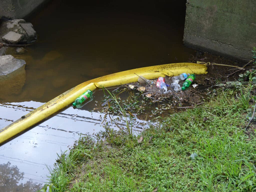 Auge flotante de basura y escombros de bricolaje