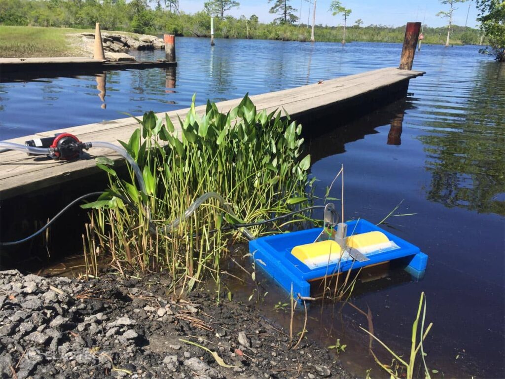 Mini oil skimmer in pond