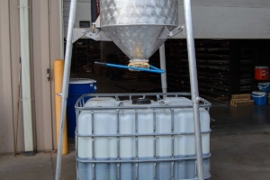 Mini vacuum hopper with IBC container