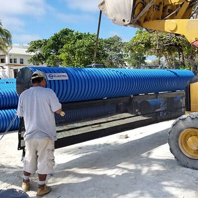 Instalação de barreiras de controle de algas marinhas