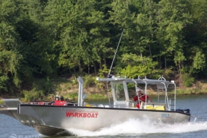 Załadowano wyposażenie aluminiowej łodzi roboczej