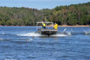 Barco para carpas con redes de pesca.