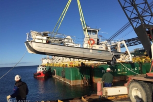 Filterbelt skimmer boat lowered into water