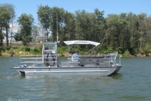 Лодка с ленточным фильтром в воде