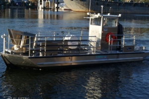 水中のクヴィチャク石油スキミングボート