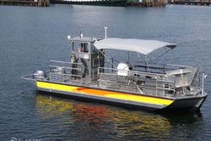 Лодка с фильтролентой «Квичак» в воде