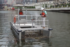 Omni Catamaran écumant les déchets de l'eau