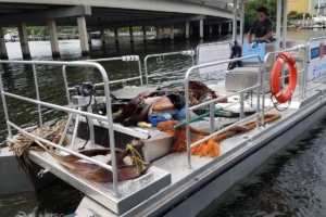 Catamaran Omni avec déchets flottants sur le pont