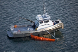 Rozema oil spill response boat with side sweep