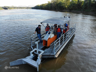 Grooved disc oil skimmer boat