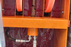 Grooved disc skimmer insert for skimming oil