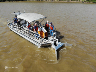 Kvichak boat with grooved disc skimmer