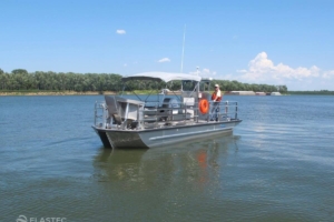 Kvichak łódź z pasami filtracyjnymi na wodzie