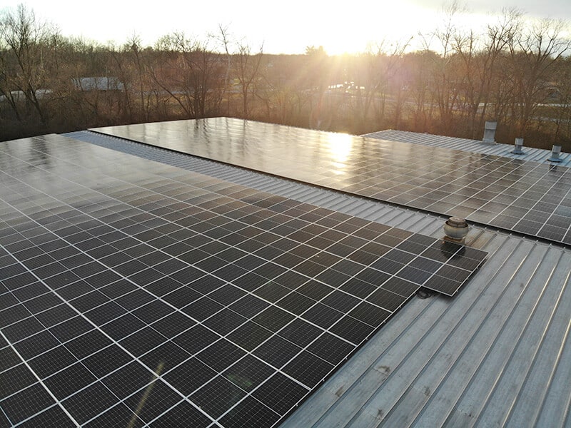 Instalación de paneles solares elastec.