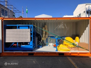 حاوية إسفنجية من شركة Elastec-Ocean-Skater-Weir ماكينة إزالة الحواجز من Elastec Ocean Skater في حاوية