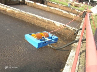 Skimming fats from wastewater