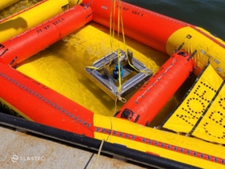Pompe à huile flottante Elastec dans l'eau