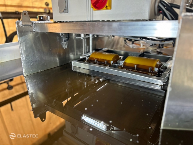Remote controlled oil skimmer heavy oil