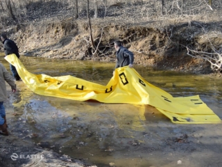 Quick deployment water dam